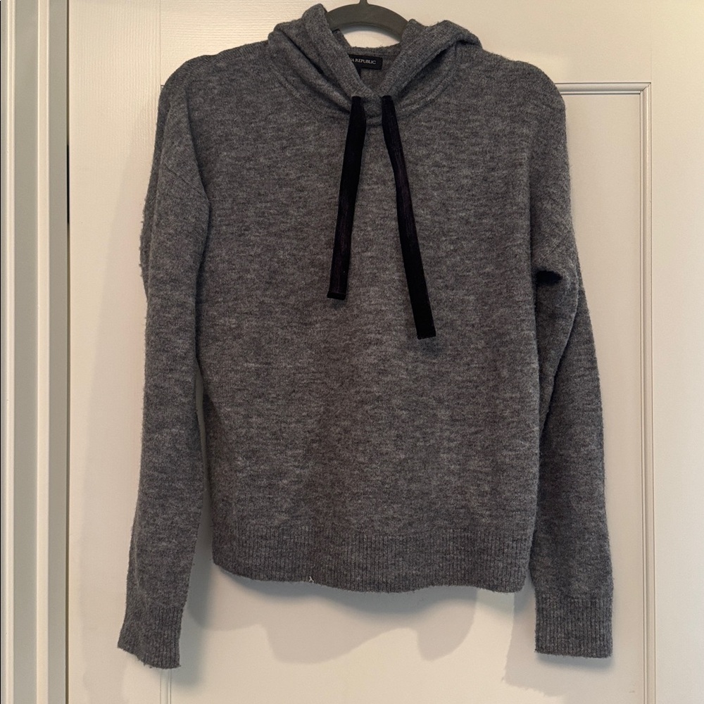 Grey wool hooded sweater with black velvet ties
